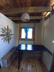 un banco azul en una habitación con ventana en Flor de Vida Geocabañas - Tiny, en La Esmeralda