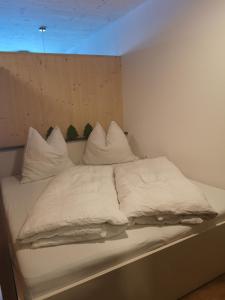 Un pat sau paturi într-o cameră la Apartment Almwiesen Mellau