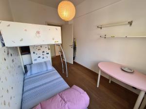a room with a bunk bed and a pink table at La Casa di Riki by PortofinoVacanze in Rapallo
