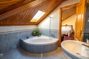 A bathroom at Casa Rural Maria Bargiela