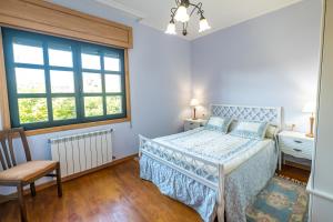 A bed or beds in a room at Casa Rural Maria Bargiela
