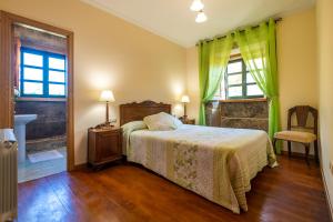 A bed or beds in a room at Casa Rural Maria Bargiela