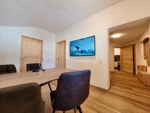 Telewizja i/lub zestaw kina domowego w obiekcie Ferienwohnung Flachau Oberlehengut