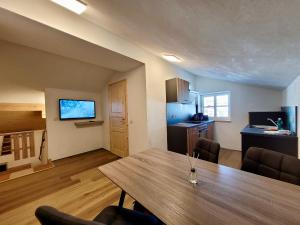 Kuchnia lub aneks kuchenny w obiekcie Ferienwohnung Flachau Oberlehengut