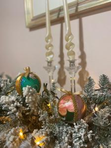 un tavolo con sopra decorazioni natalizie di B&b Peonia orgosolo a Orgosolo