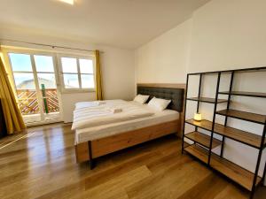 Łóżko lub łóżka w pokoju w obiekcie Ferienwohnung Flachau Oberlehengut