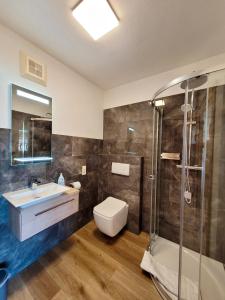 Łazienka w obiekcie Ferienwohnung Flachau Oberlehengut