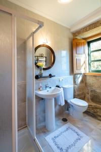 A bathroom at Casa Rural Maria Bargiela Még 25 kép