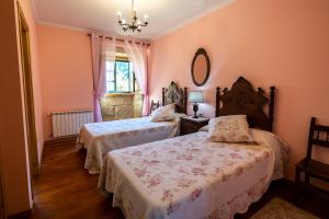A bed or beds in a room at Casa Rural Maria Bargiela