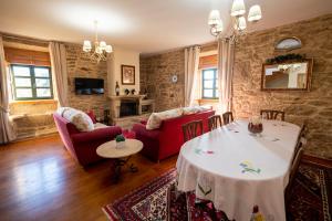 A television and/or entertainment centre at Casa Rural Maria Bargiela