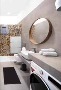 Ένα μπάνιο στο Andos Cozy & Luxury Upgraded Apartments