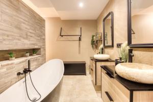 Bathroom sa Suite Wood Love & SPA - 4P - Proche Disney