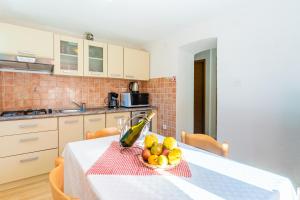 Кухня или мини-кухня в Apartmani Valun1
