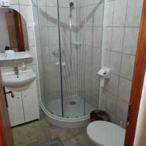 Koupelna v ubytování Jucus Vendégház