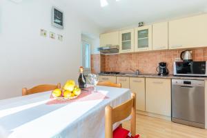 Кухня или мини-кухня в Apartmani Valun1
