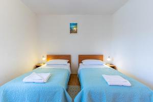 Кровать или кровати в номере Apartmani Valun1