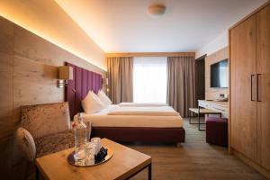 A bed or beds in a room at Hotel Sonnegg