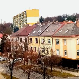 budynek z panelami słonecznymi na dachu w mieście w obiekcie Apartmán BlueA w Igławie