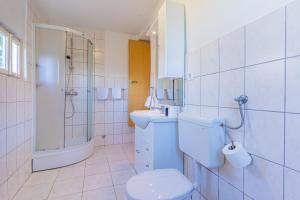 Ванная комната в Apartmani Valun1