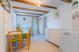 Кухня или мини-кухня в Apartmani Valun1
