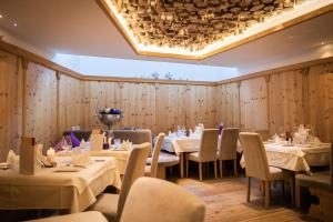 A restaurant or other place to eat at Hotel Sonnegg