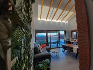 a living room with a couch and a table at Acogedora casa rural con piscina particularBarlow in Abadía