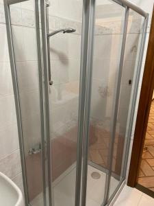 eine Dusche mit Glastür im Bad in der Unterkunft Lo Sdrucciolo in Laterina