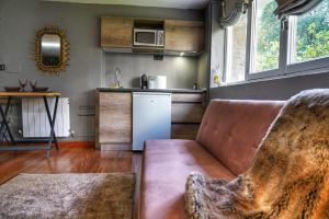 a living room with a couch and a kitchen at Apartamento independiente suite in Castro-Urdiales