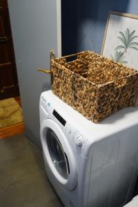 a basket on top of a washing machine at Apartamento independiente suite in Castro-Urdiales