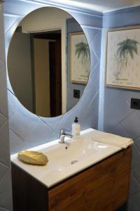 カストロ・ウルディアレスにあるApartamento independiente suiteのバスルーム(洗面台、鏡付)