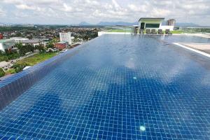 a large swimming pool with a view of a city at KOZI Square New SGH Cozy Home LV7B in Kuching +25 photos