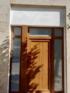 een glazen raam met een houten deur op een gebouw bij Apartamentos La Estación in Ezcaray