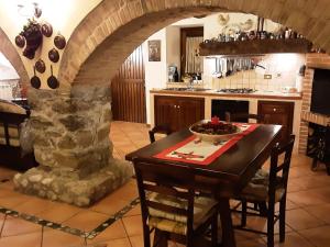 een keuken met een tafel en een fruitschaal bij I Malatesta in Boiano