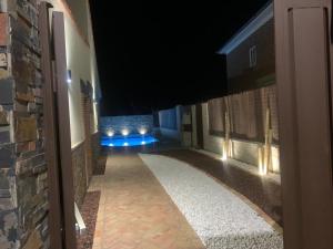 Photo de la galerie de l'établissement Acogedora casa rural con piscina particularBarlow, à Abadía