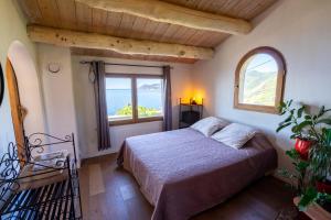 Postel nebo postele na pokoji v ubytování Maison de charme avec piscine et jacuzzi + 60 fotografií