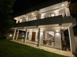 ein großes weißes Haus in der Nacht mit Lichtern in der Unterkunft Kalan Mirissa in Mirissa + 6 Fotos