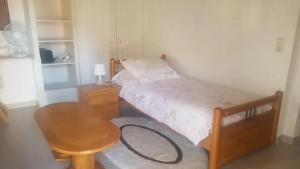 una piccola camera con letto e tavolo di petit studio pour une personne à Lobsann a Lobsann