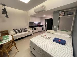 里約熱內盧的住宿－Namastê House Copacabana，一间小房间,配有两张床和厨房