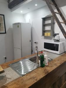 Lionsgate Estate Cottage في Dargle: مطبخ مع مغسلة وثلاجة بيضاء +11 صورة