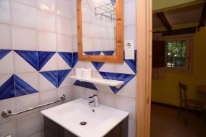 La salle de bains est pourvue d'un lavabo et d'un miroir. dans l'établissement Camping Reina Isabel, à La Zubia