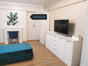 salon z telewizorem na białej komodzie w obiekcie Apartment no 05 - Amarilia Apartments w Konstancy