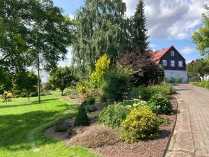 a garden in front of a house at Zweibettzimmer Pension Volgenandt in Breitenbach