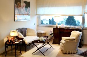 A seating area at Maison Blanche Taormina