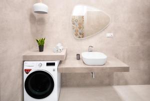 A bathroom at Andos Cozy & Luxury Upgraded Apartments
