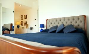 A seating area at Maison Blanche Taormina