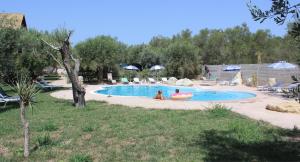 Bazén v ubytování ANEMOMYLOS Lefkimmi LUXUS SUITES-BOUTIQUE HOTEL & POOL nebo v jeho okolí