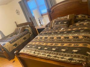 - une chambre avec 2 lits et un couvre-lit avec des moutons dans l'établissement Smiths mother-in-law suite! Pet friendly!, à Valley Head