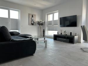 Stunning 2-Room Penthouse with Lakeview W11