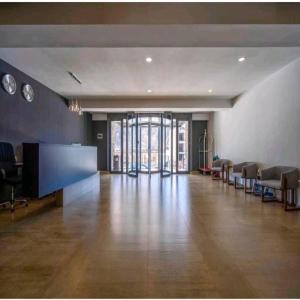 una stanza vuota con una grande stanza con sedie di Krystal Resort Apartment A108 a Bakuriani