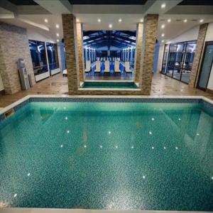 Bazén v ubytování Krystal Resort Apartment A108 nebo v jeho okolí